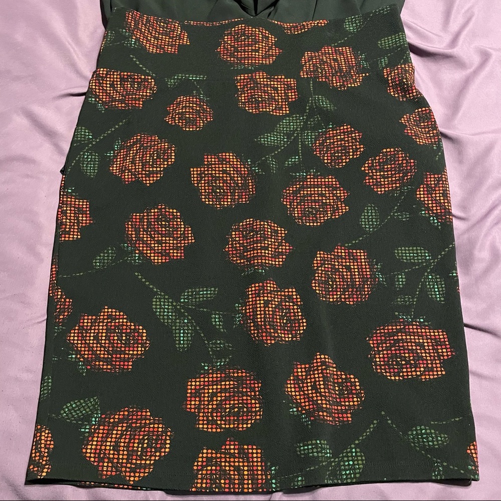 Lularoe Cassie pencil skirt, black with digital red roses XL X large - Picture 2 of 4